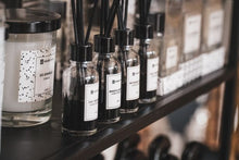 Afbeelding in Gallery-weergave laden, Housevitamin geurstokjes Misty Black Always a Rebel 30ml

